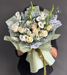 Композиция "Тэльма" из гладиолуса, лизиантуса, розы и эвкалипта
