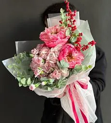 Композиция "Gossamer" из пионов, гортензии, гвоздики и илекса