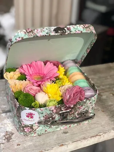 Сундучок с цветами и французскими макаронс 9