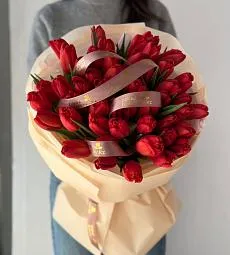 Букет из 51 красного тюльпана в оформлении