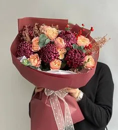 Букет "Амур и вишня" из пионовидных спрей роз и крупных хризантем