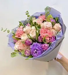 Букет "Delight" из гиацинтов, тюльпанов, гвоздик и роз