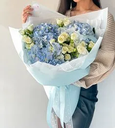 Букет "Азалия" из гортензий и спрей роз