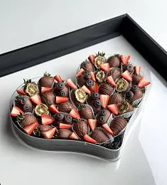 Клубничный бокс "Счастливый" L клубника в итальянском шоколаде с декором из свежей клубники и голубики в коробке в форме сердца