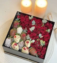 Клубничный бокс "Страсть" с клубничкой в шоколаде и розами