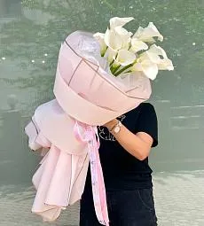 Букет "Колинз" из калл в оформлении