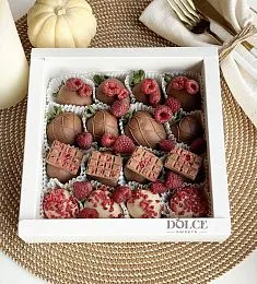 Клубничный бокс "Sugar"  клубника в молочном шоколаде с ягодами свежей малины