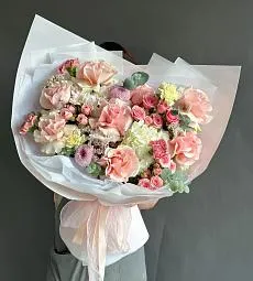 Композиция "Мелодия души" из гвоздик, роз  хризантем