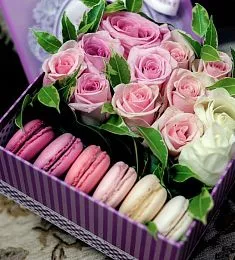 Букет "Элегия" из цветов и макарун