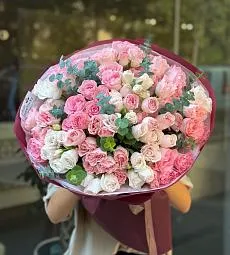 Букет "Леон" из спрей роз и эвкалипта