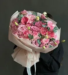 Композиция  "EmberFloral" из лизиантусов, амариллиса и эвкалипта