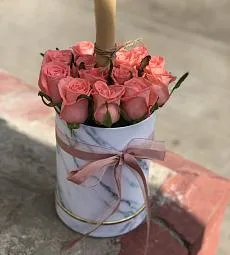 15 коралловых роз в мраморной коробке