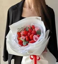 Клубничный букет "Свежесть" S из свежей клубники в розами