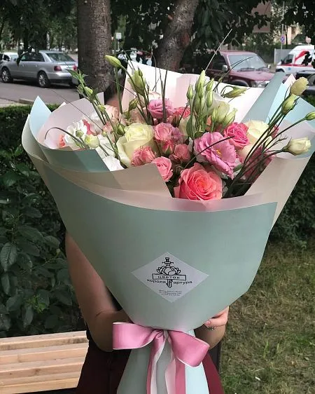 Композиция "Кейт Марш" из роз и лизиантусов 2