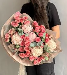 Букет " Эхо весны" из пионов, пионовидных спрей роз и эвкалипта