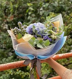 Композиция "Медисон" из гортензий и статицы