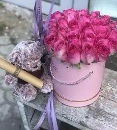 25 роз в коробку с мишкой