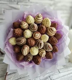 Клубничный букет "ChocoBerry" из клубники в молочном и белом шоколаде