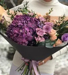 Композиция "Вьюга" из гортензий, роз и гвоздики