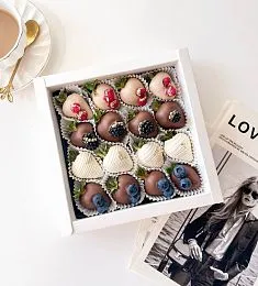 Клубничный бокс "Искушение" с клубникой в шоколаде и ягодами