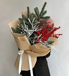 Букет "Зимний вдох" из илекса, нобилиса и туи