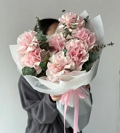 7 голландских роз с эвкалиптом