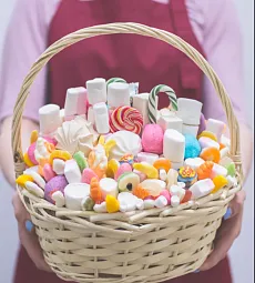 Композиция из маршмэллоу "Новый Год" в корзине