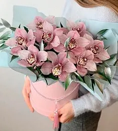 9 орхидей с рускусом в коробке