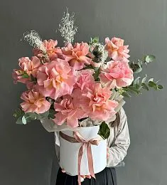 Композиция "Даяра" из роз и эвкалипта в коробке