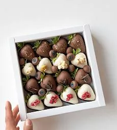 Клубничный бокс "Диана" клубника и голубика в итальянском шоколаде