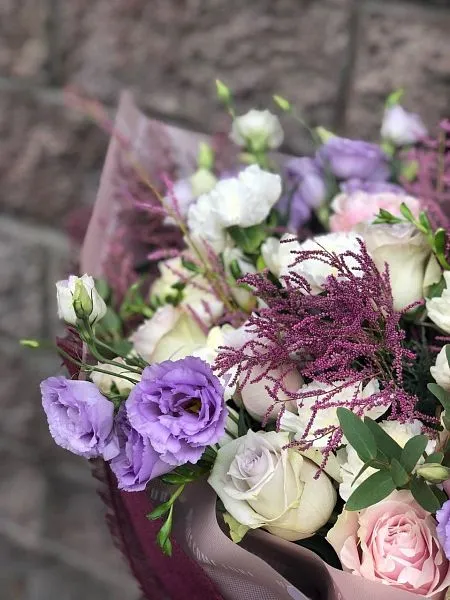 Букет "Цветочная Ария" из роз, фрезии, гвоздик, Лизиантуса и Астильбы 4