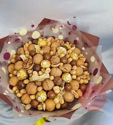 Букет из орехов с конфетами