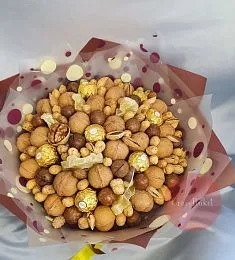 Букет из орехов с конфетами