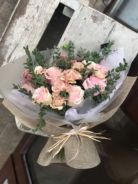 SPRING 2.0 букет из гвоздик, роз и эвкалипта  3