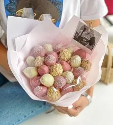  Клубничный букет «Нежность» клубника в белом и молочном шоколаде