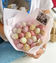  Клубничный букет «Нежность» клубника в белом и молочном шоколаде