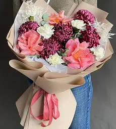 Композиция "Созвездие нежности" из гвоздик, роз и хризантем