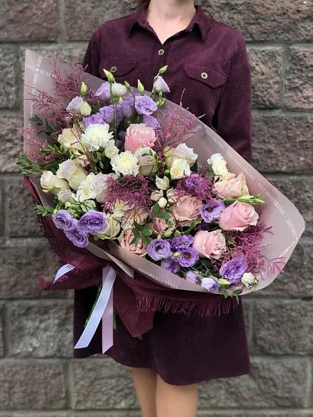 Букет "Цветочная Ария" из роз, фрезии, гвоздик, Лизиантуса и Астильбы 2