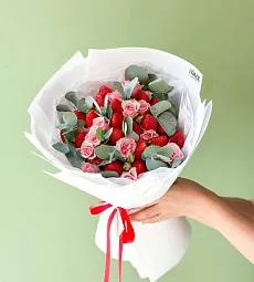 Клубничный букет "Свежесть" M из свежей клубнички и спрей роз