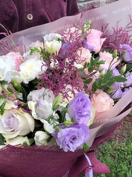 Букет "Цветочная Ария" из роз, фрезии, гвоздик, Лизиантуса и Астильбы 6