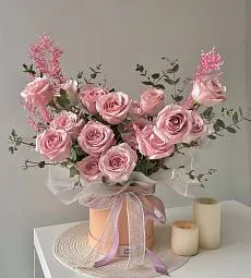 Композиция "Art Roses" с розами и рускусом в коробке