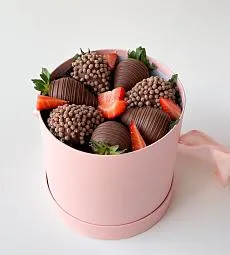 Клубничный бокс "Кэрри" клубника в молочном шоколаде