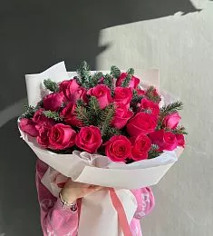 Букет "Пламя страсти" из малиновых роз и нобилиса