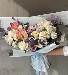 Букет "МамаМия" из роз, гвоздик, антуриума, Фрезии, эвкалипта и брунии