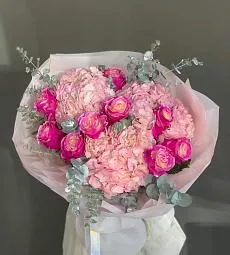 Букет "Pink wibe" из гортензий, градиентных роз и эвкалипта