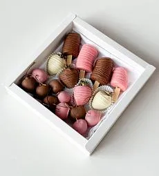 Фруктовый бокс "Pink Sweety" клубника, вишня и бананы в шоколаде