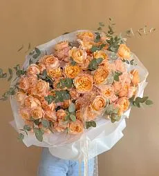 Букет "Аэлита" из пионовидных спрей роз с эвкалиптом