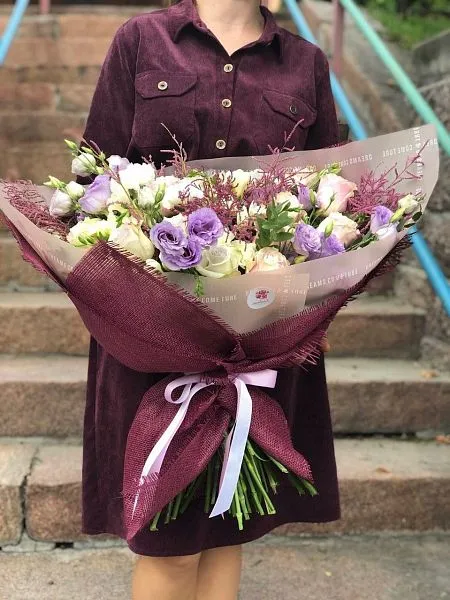 Букет "Цветочная Ария" из роз, фрезии, гвоздик, Лизиантуса и Астильбы 11