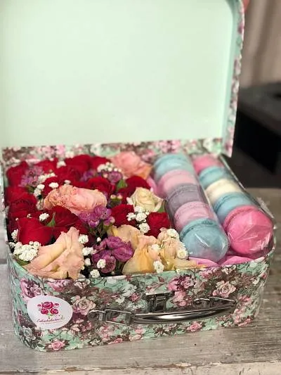 Сундучок с цветами и французскими макаронс 5