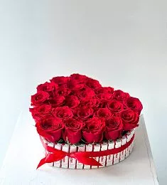 Композиция "Roses" голландские розы в коробке с шоколадом kinder
